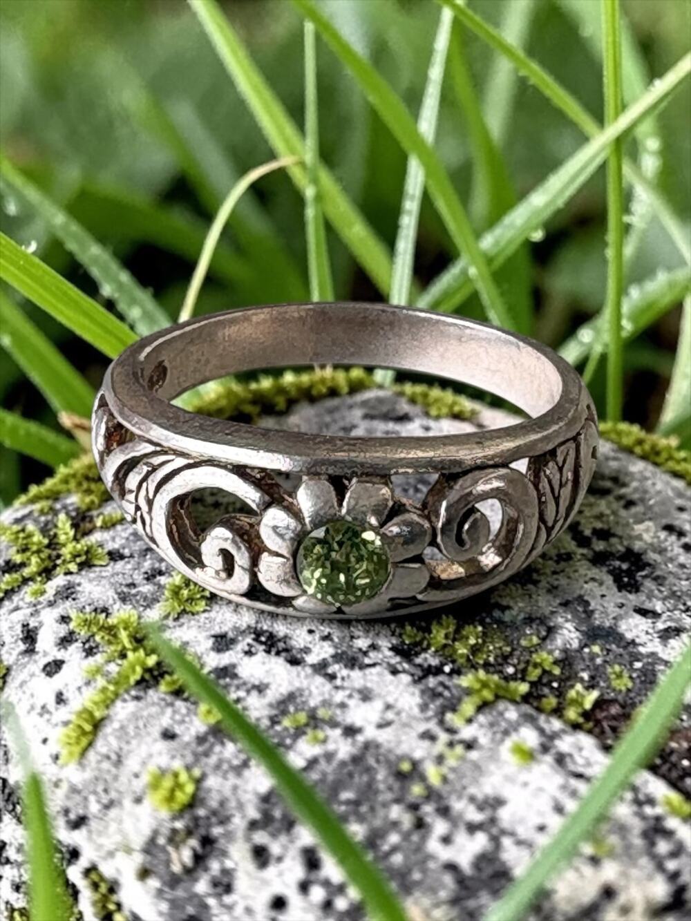 Vintage 925 Sterling Silver Floral Design Peridot Accent Artisan Crafted Ring